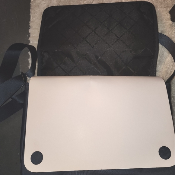 Michael Kors Men's Messenger Bag (NWOT) - Picture 3 of 4